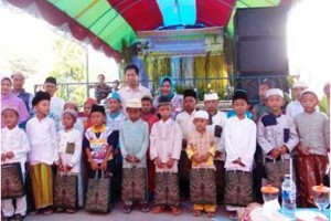 Rini sarjono berfoto bersama seusai acara sunatan massal.